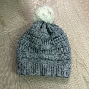 Women’s faux fur Pom Pom grey beanie